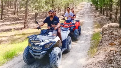 Saklıkent ATV turunda çam ormanlarının içinden geçerken hem doğanın huzurunu hem